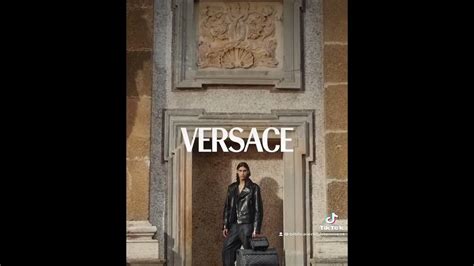 versace medusa kleidung|why did versace choose medusa.